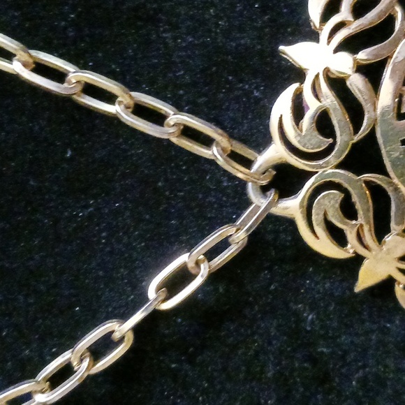 Trifari large goldtone pendant on chain - Picture 3 of 3